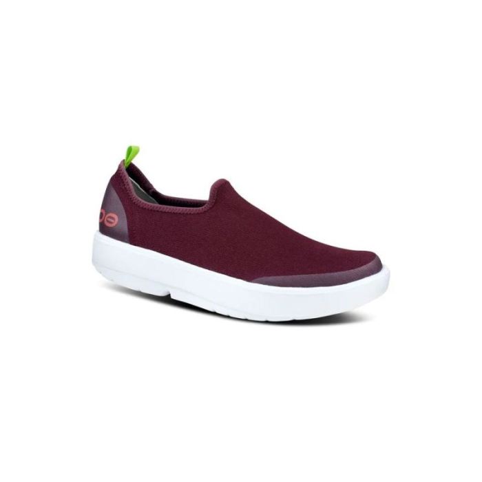 OOFOS CANADA WOMEN'S OOMG EEZEE LOW SHOE - CABERNET