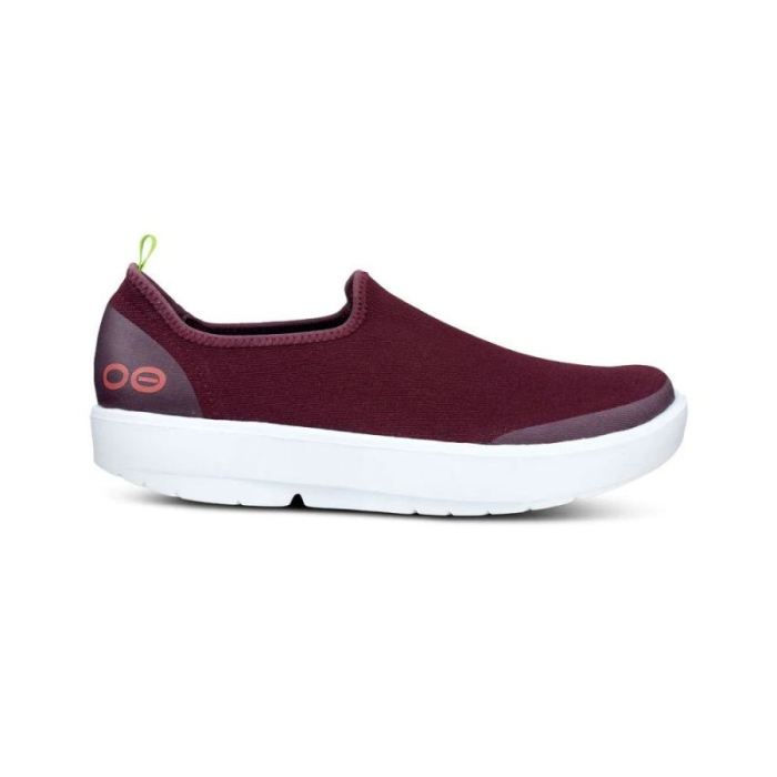 OOFOS CANADA WOMEN'S OOMG EEZEE LOW SHOE - CABERNET