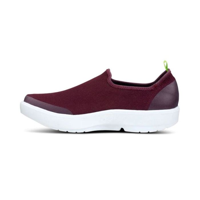 OOFOS CANADA WOMEN'S OOMG EEZEE LOW SHOE - CABERNET