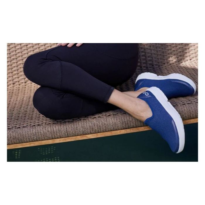 OOFOS CANADA WOMEN'S OOMG EEZEE LOW SHOE - NAVY