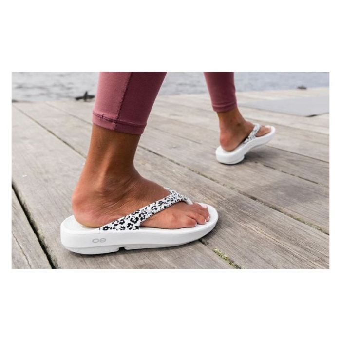 OOFOS CANADA WOMEN'S OOLALA LIMITED SANDAL - SNOW LEOPARD