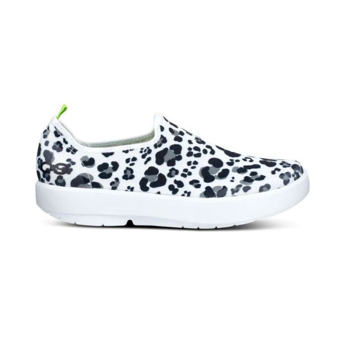 OOFOS CANADA WOMEN'S OOMG EEZEE LOW SHOE - SNOW LEOPARD