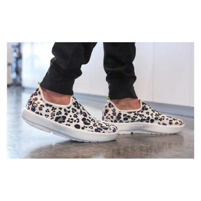 OOFOS CANADA WOMEN'S OOMG EEZEE LOW SHOE - SNOW LEOPARD