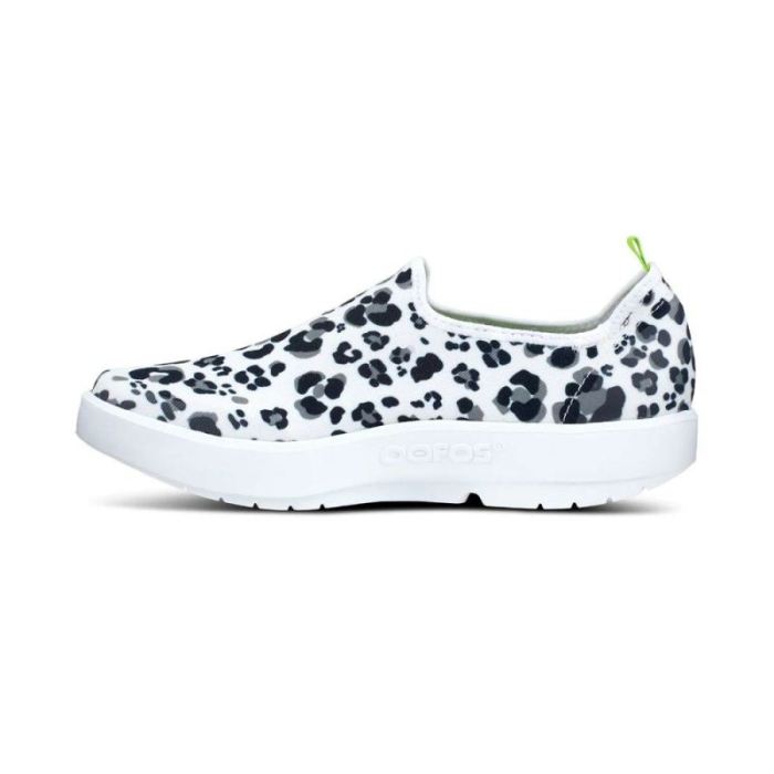 OOFOS CANADA WOMEN'S OOMG EEZEE LOW SHOE - SNOW LEOPARD