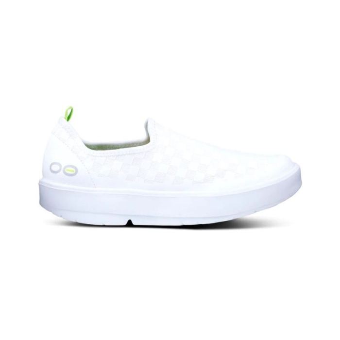 OOFOS CANADA WOMEN'S OOMG EEZEE LOW SHOE - WHITE CHECKER