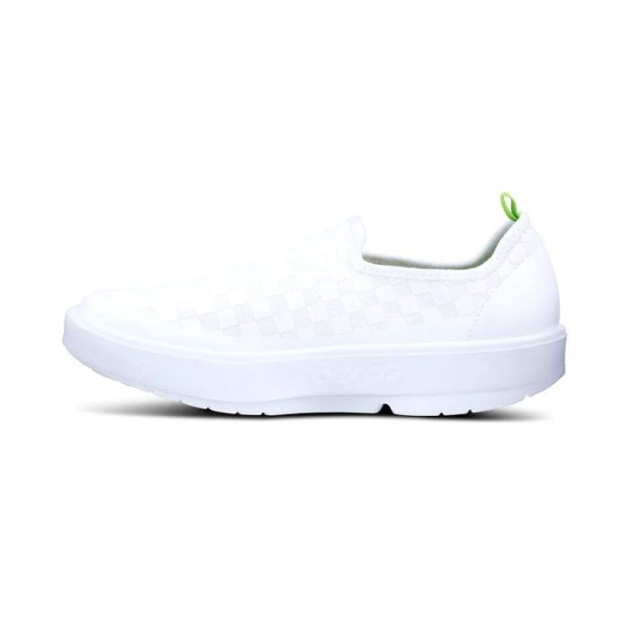 OOFOS CANADA WOMEN'S OOMG EEZEE LOW SHOE - WHITE CHECKER