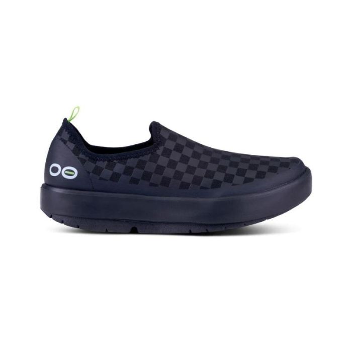 OOFOS CANADA WOMEN'S OOMG EEZEE LOW SHOE - BLACK CHECKER