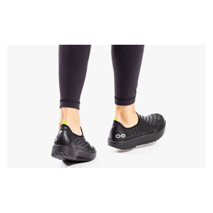 OOFOS CANADA WOMEN'S OOMG EEZEE LOW SHOE - BLACK CHECKER